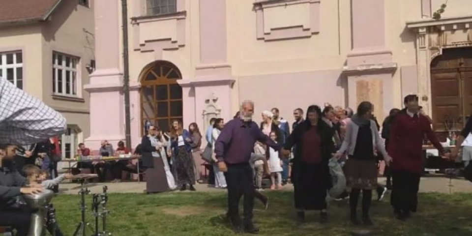 (VIDEO) LJUDI, PA DA LI STE NORMALNI?! Vernici se na Vaskrs, uprkos apelu lekara, okupili u porti manastira i zaigrali kolo!