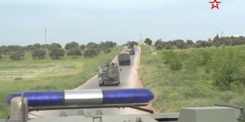 ZAJEDNIČKA AKCIJA RUSKIH I TURSKIH VOJNIKA U SIRIJI! Oklopna vozila, transporteri, dronovi... Pogledajte kako izgleda patrola po opasnom terenu u Idlibu! (VIDEO)