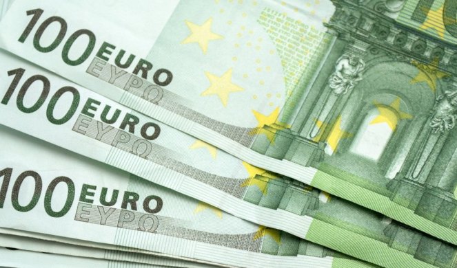 NOVAC DNEVNO DOBIJE POLA MILIONA GRAĐANA: Uplata 100 evra na računima korisnika socijalne pomoći