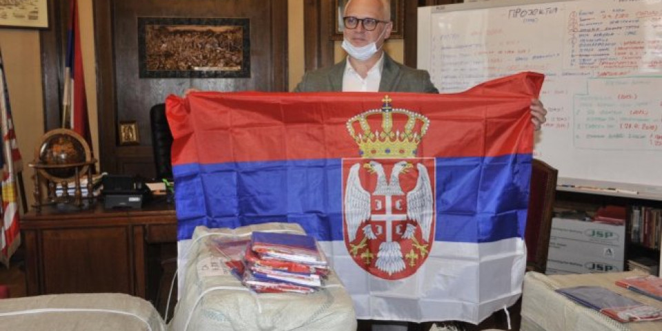GRAĐANI SU TRAŽILI, GRAD ODMAH REAGOVAO! Počela podela još 10.000 zastava Beograđanima! Vesić: Dokle god sam na funkciji, deliću zastave onima koji to žele! (FOTO)