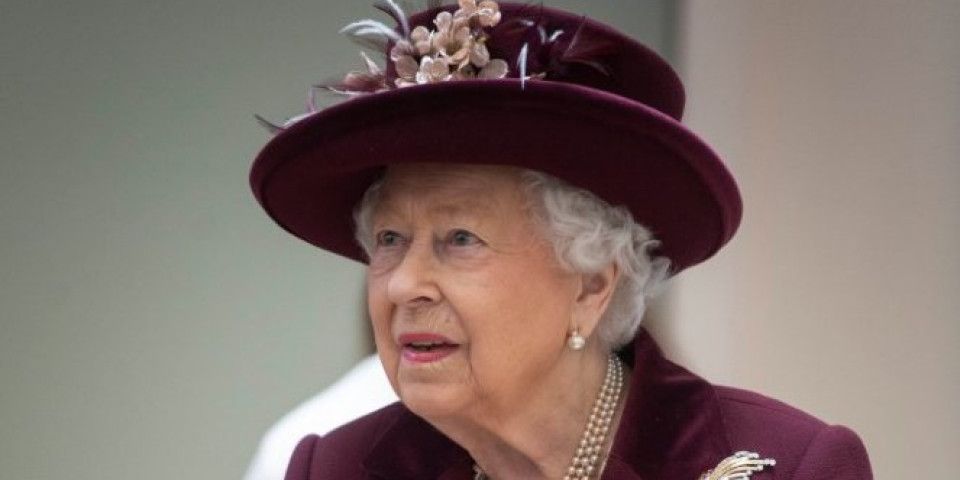 (FOTO) Kraljica ima 94 godine, a upravo je snimljena kako radi NEVEROVATNU STVAR - SLIKE OBIŠLE SVET