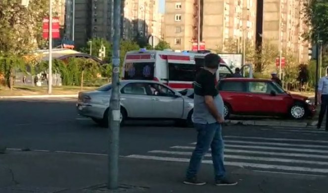 (VIDEO) HITNA POMOĆ ODMAH STIGLA NA MESTO NESREĆE! "Alfa" se zakucala u drugi automobil na Novom Beogradu!