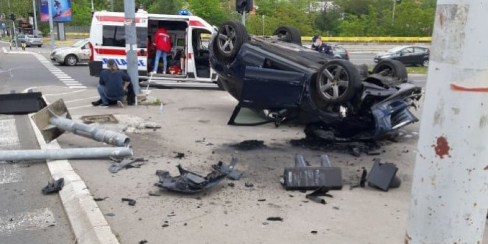 JEZIVA SAOBRAĆAJKA U BEOGRADU! Automobil smrskan, jedna osoba povređena! (Video)