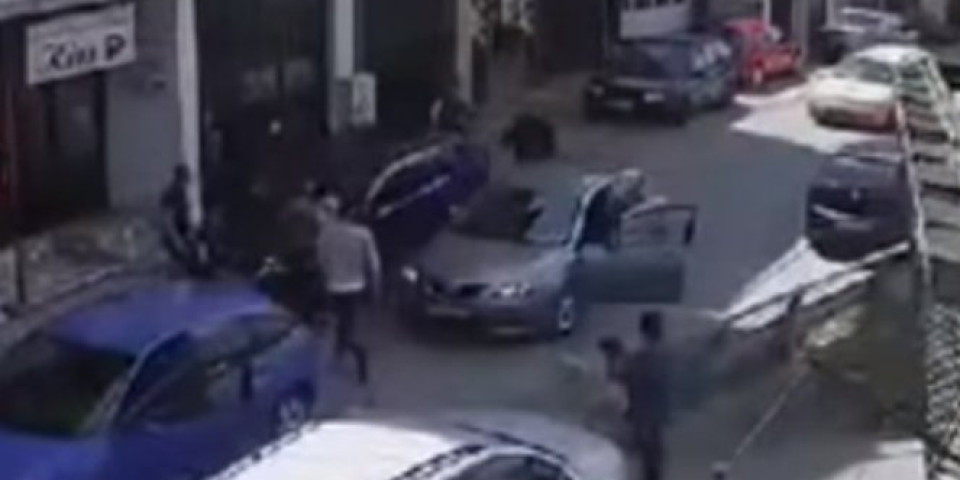 BRUTALNA TUČA U NOVOM PAZARU! Automobili su se zaustavili, a zatim je krenula masovna makljaža! (VIDEO)