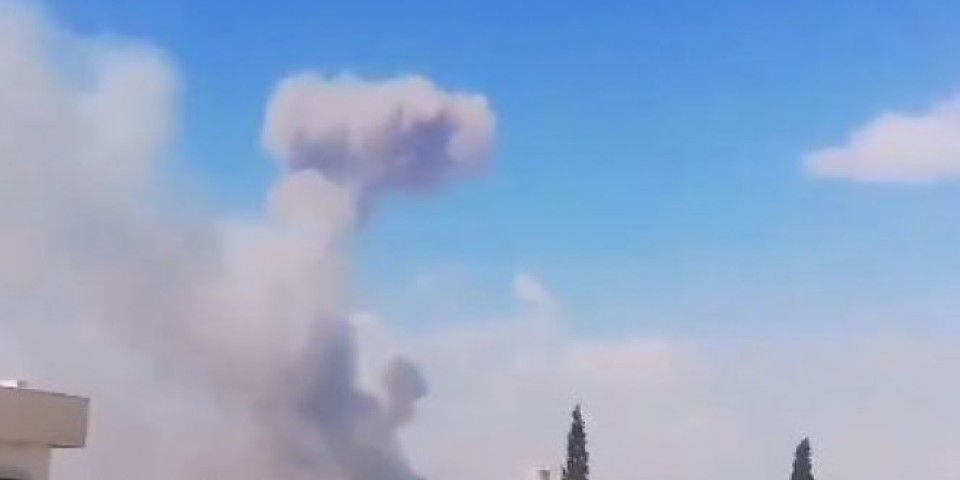 (VIDEO) IZRAELCI RAZNELI HEZBOLAHOVO SKLADIŠTE MUNICIJE U SIRIJI! Razorni raketni napad u Homsu, ima CIVILNIH ŽRTAVA!