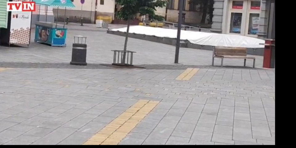 (VIDEO) SABLASNO! KAO U GRADU DUHOVA! Samo dvoje ljudi na praznom trgu!