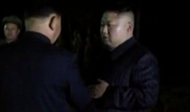 (VIDEO) PROCURIO ŠOK SNIMAK! Lider Severne Koreje priča sa svojim dvojnicima, DA LI JE OVO JEDNA OD NAJVEĆIH TEORIJA ZAVERE?!