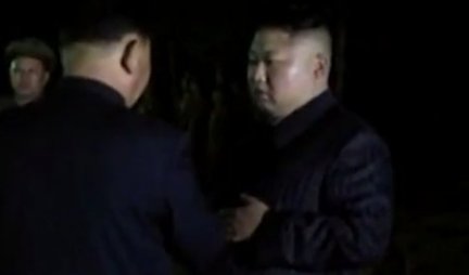 (VIDEO) PROCURIO ŠOK SNIMAK! Lider Severne Koreje priča sa svojim dvojnicima, DA LI JE OVO JEDNA OD NAJVEĆIH TEORIJA ZAVERE?!