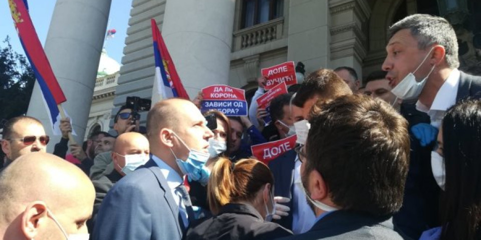 (VIDEO) NOVI FAŠISTIČKI SKANDAL BOŠKA OBRADOVIĆA! Na ulazu u Skupštinu Srbije fizički napao poslanike i ministre - RISTIČEVIĆU POCEPALI SAKO, LONČARU BLOKIRALI ULAZ!