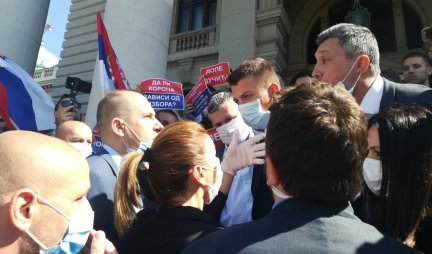 PRIVEDENO 15 LICA ZBOG INCIDENTA PRED SKUPŠTINOM! Policija reagovala na nasilje Boška Obradovića i njegovih pristalica!