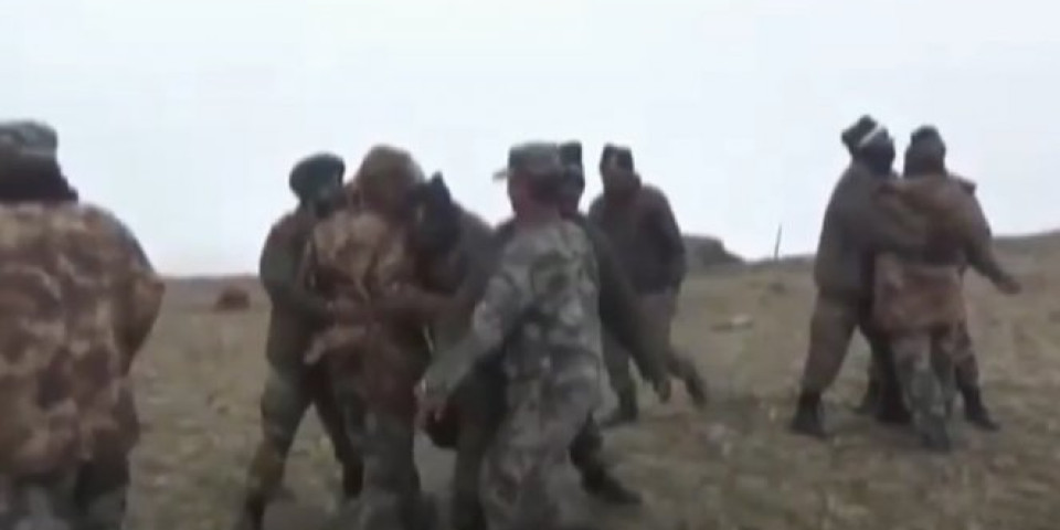 (VIDEO) MASOVNA TUČA NA HIMALAJIMA! Više od 150 vojnika kineske i indijske vojske se "makljali" na granici, povređenih ima na obe strane!