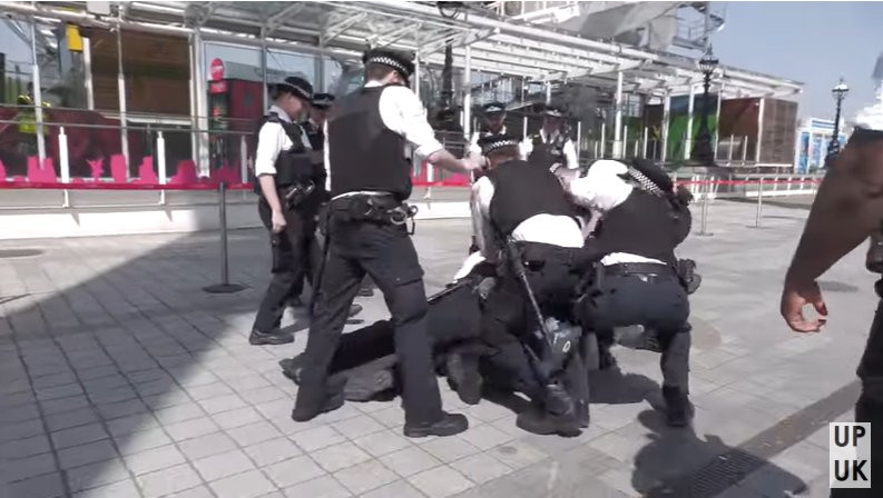 NEMA ŠALE, HAPSE DEMONSTRANTE! Ovako policija razbija proteste protiv mera zbog koronavirusa u Londonu (VIDEO)
