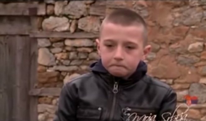 SNIMAK KOJI SLAMA SRCA! Šta znači reč SREĆA jednom dečaku sa Kosova i Metohije! (VIDEO)