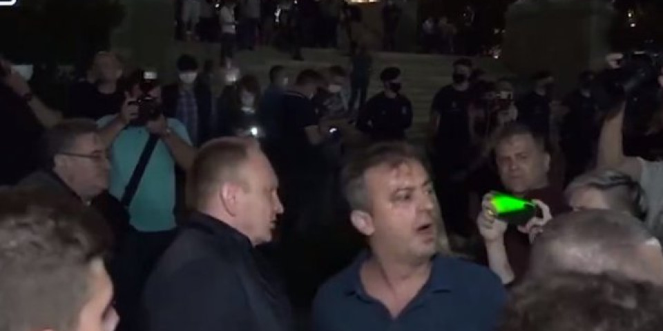 (HIT VIDEO) OVO MORATE POGLEDATI! Đilas i Sergej prebrojavaju pristalice ispred Skupštine! A KOJE SU NAŠI?! A NJIHOVI?!