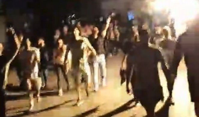 (VIDEO) POZIV IZ BUDVE DIGAO NA NOGE CRNU GORU: "POLICIJO BRAĆO MILA, NE SLUŠAJTE VIŠE MILA"! Treću noć za redom više od 1.000 građana na ulicama!