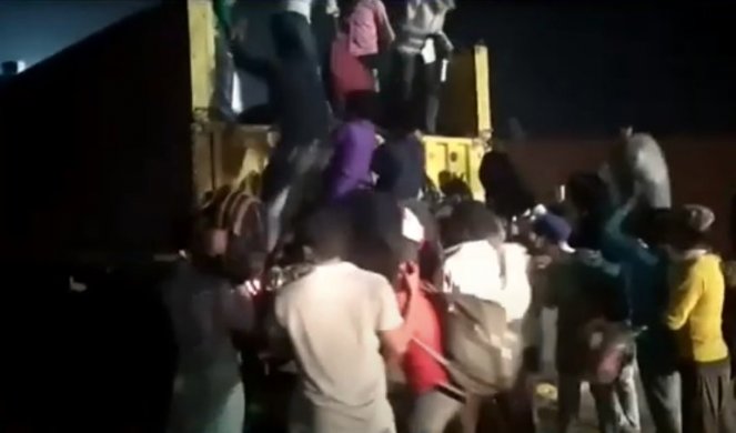 AUTOBUS NALETEO I MASAKRIRAO LJUDE! Šest migranata koja su krenula kući stradala prilikom stravičnog sudara! (VIDEO)