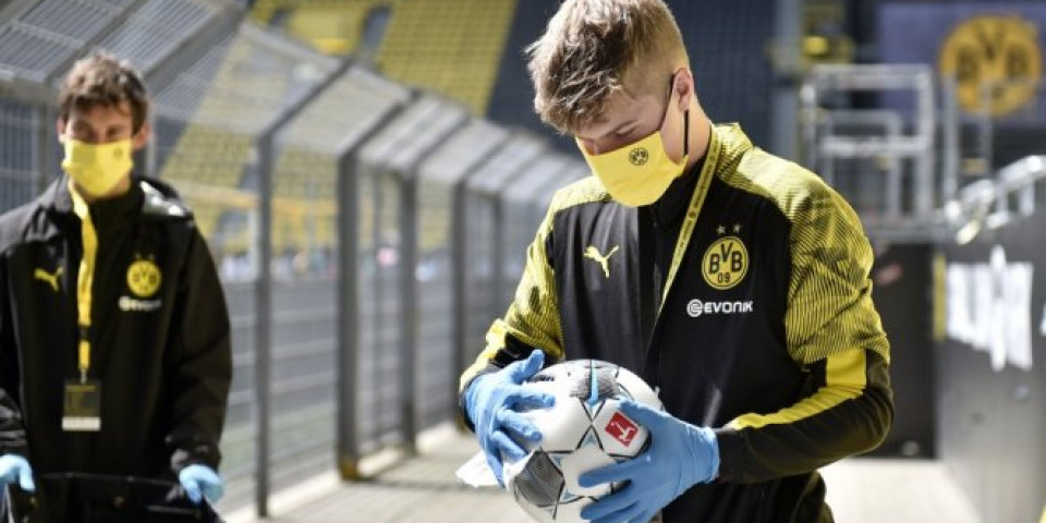 NIJE NI POČELO, A VEĆ PROBLEMI! Fudbaler Dortmunda se povredio na zagrevanju pred utakmicu!