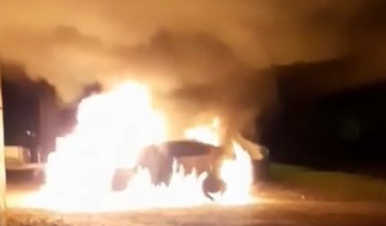 (VIDEO) SNAŽNE EKSPLOZIJE U NOVOM SADU! BMW 3 POTPUNO IZGOREO, požar besneo i u zgradi na Detelinari!
