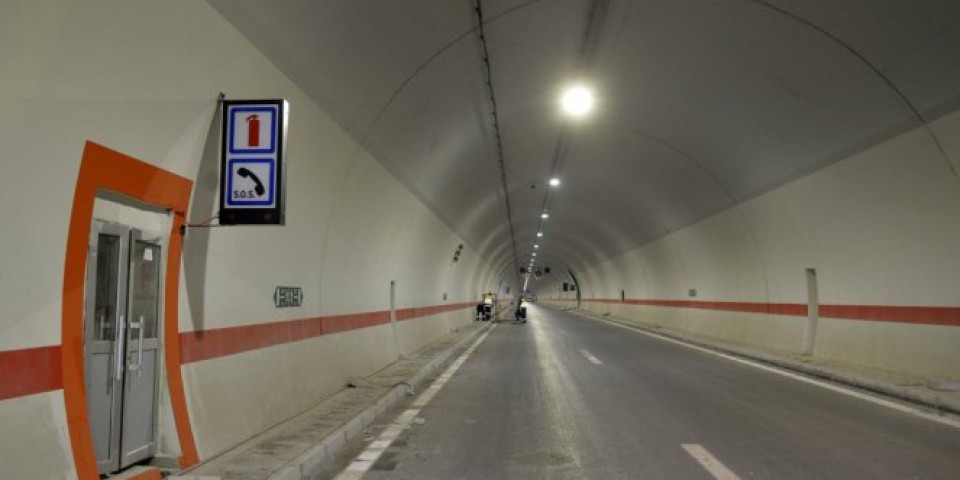 OBRUŠILA SE ZEMLJA KOD OSMAKOVA! Tunel Veliki Kik bez osvetljenja, otežan saobraćaj!