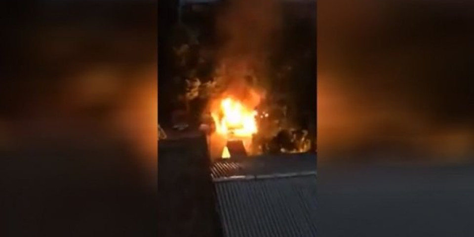 ZAPALJENI AUTOMOBILI I U PANČEVU! Građanka snimila trenutak eksplozije! (VIDEO)