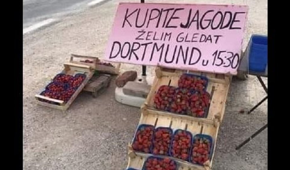(HIT FOTO) FUDBAL JE NA PRVOM MESTU! Poruka prodavca jagoda OSVOJILA REGION!
