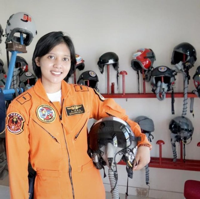 UPOZNAJTE POTPUKOVNICU AJENG! Danas je postala PRVA ŽENA PILOT borbenih aviona u indonezijskoj vojsci! (FOTO)