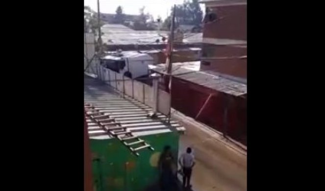 (VIDEO) Skinuo pantalone i stao ispred kamiona za pranje ulica - nekoliko sekundi kasnije DOŽIVEO JE ŠOK