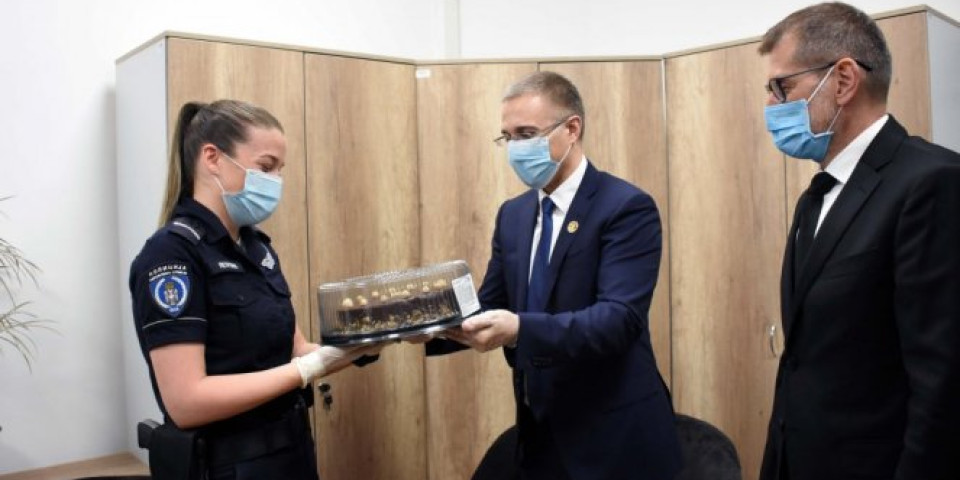 STEFANOVIĆ U LOZNICI: Posvećenoj policijskoj službenici na poklon - torta