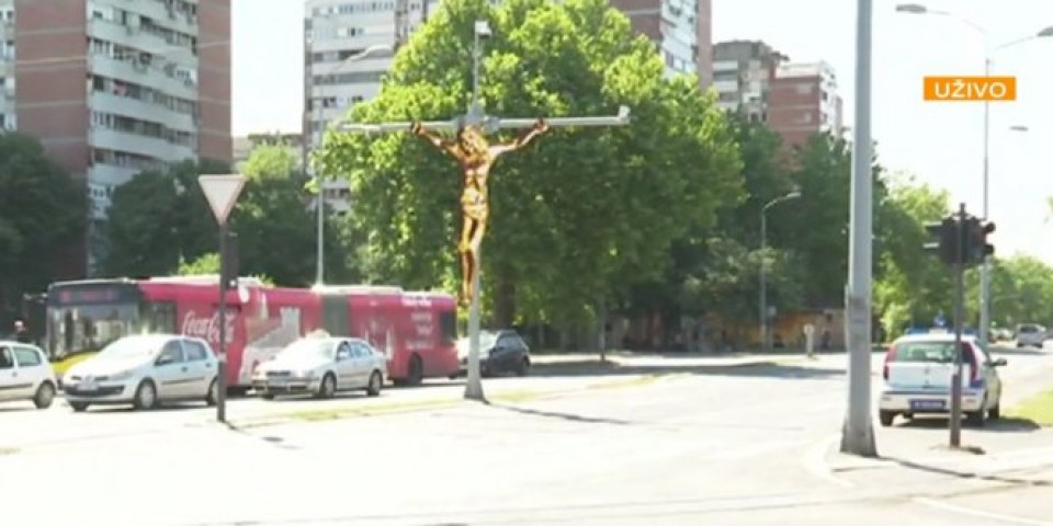 OTKRIVENO KO JE postavio raspeće Isusa Hrista na raskrsnici u Beogradu! ODAO GA OVAJ SNIMAK! (VIDEO)