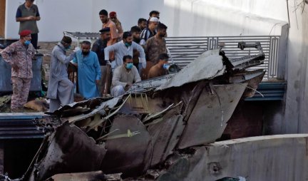 CRNI BILANS PADA AVIONA: Najmanje 80 ljudi poginulo, dvoje putnika preživelo!