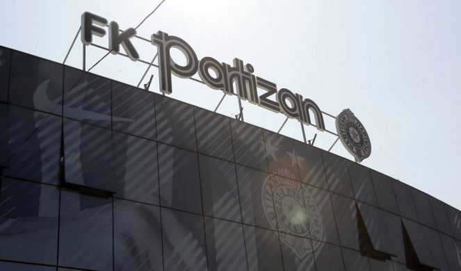 (FOTO) POČIVAJ U MIRU JUNAČE! FK Partizan se oprostio od tragično nastradalog pilota!