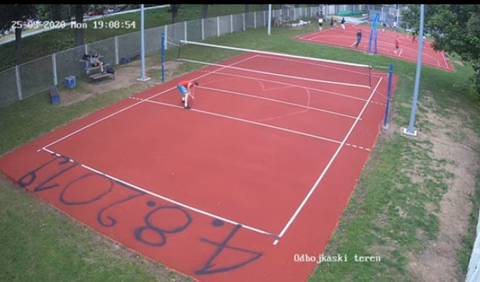 Neviđeni vandalizam u Čačku! Naočigled prolaznika, usred bela dana, mladić uništio odbojkaški teren (VIDEO)