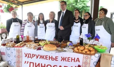 (FOTO) PREPUN STO RAZNIH ĐAKONIJA! Evo kako su "Pinosavke" dočekale predsednika Vučića!