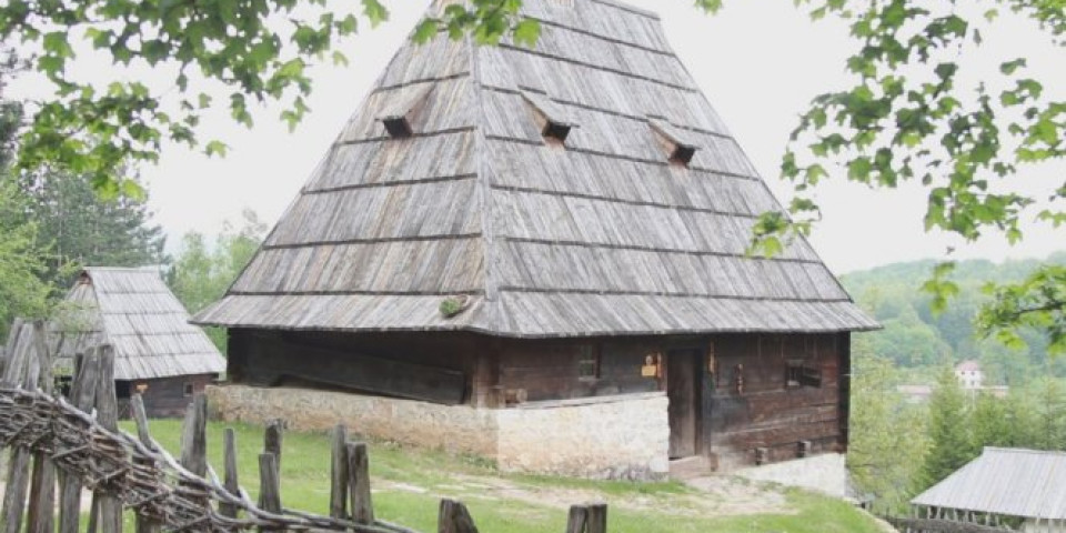SIROGOJNO ČUVA SRPSKU TRADICIJU!  Jedinstveni muzej na otvorenom nalazi se na padinama Zlatibora