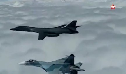 (VIDEO) MARŠ IZ MOJE AVLIJE! Ruski suhoji "isprašili" američki strateški bombarder iznad Crnog mora!