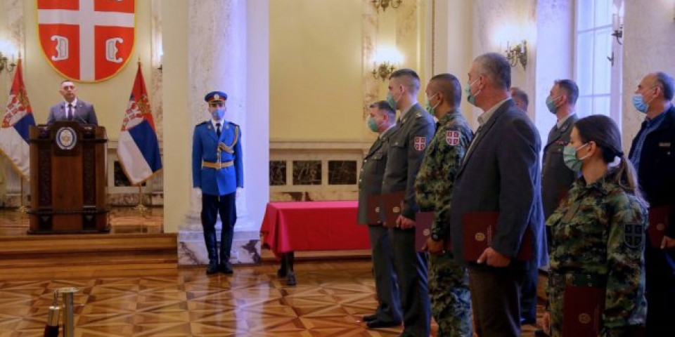 SRBIJA JE BESKRAJNO PONOSNA NA VAS! Vulin uručio pohvale i nagrade pripadnicima Ministarstva odbrane i Vojske Srbije (FOTO)