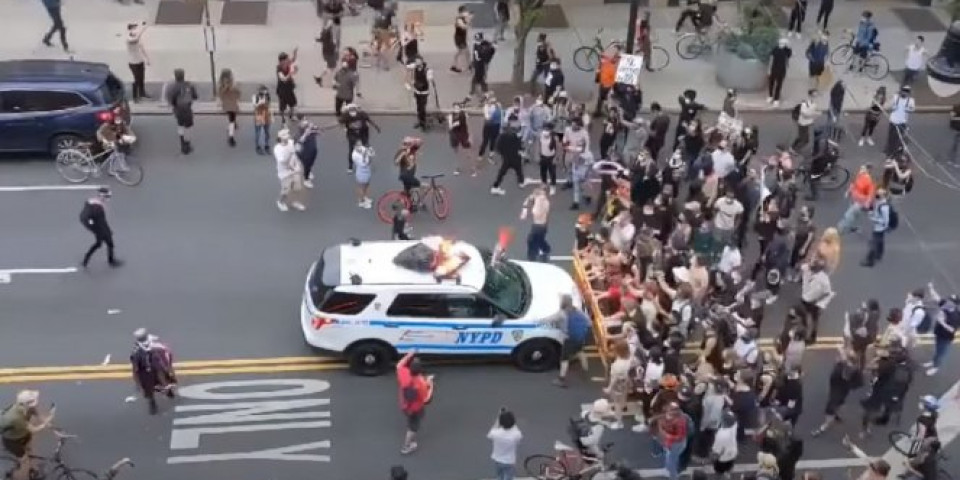 (VIDEO) POLICIJA DŽIPOM GAZI DEMONSTRANTE! Totalni haos na protestu u Bruklinu! Gradonačelnik Njujorka ima opravdanje za čuvare reda!