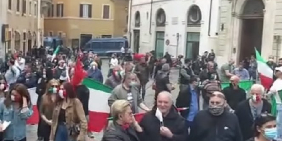 (VIDEO) KORONA UBILA 33.000 LJUDI, ALI ITALIJANI TVRDE DA JE VIRUS PREVARA! Ljudi nemaju da jedu, UMREĆEMO - velike demonstracije u Rimu!
