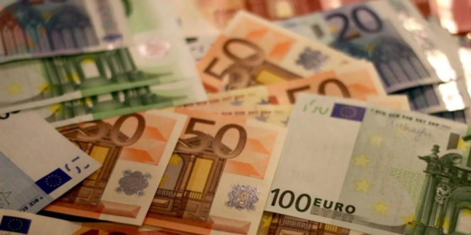 MENJAČNICA: Dinar ojačao prema dolaru, a evo kolika je danas vrednost prema evru