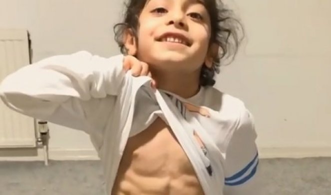 (VIDEO) OVO DETE JE ZMAJ! Ima samo šest godina, strašne trbušnjake, kažu da će biti bolji od Mesija, a poklonio mu se i Novak!