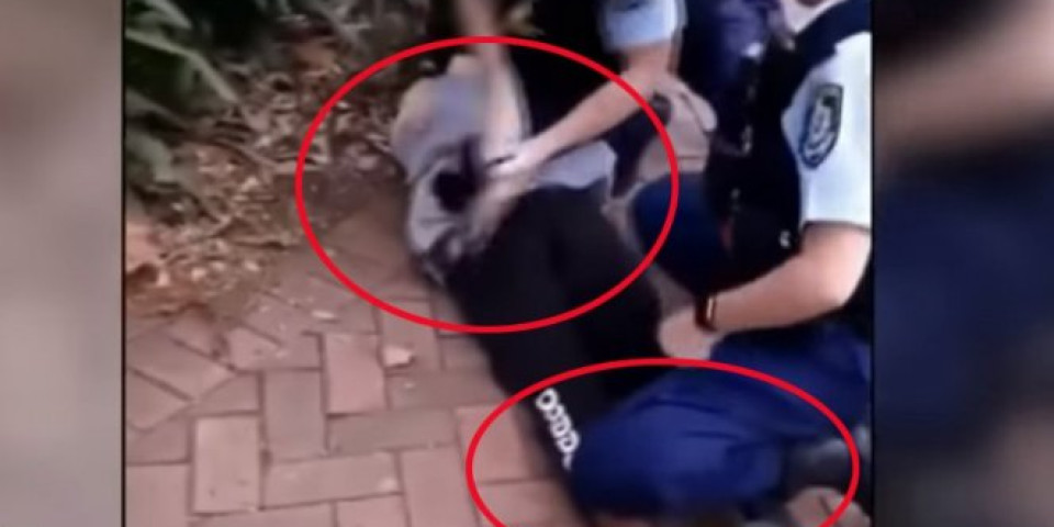 (VIDEO) AUSTRALIJA NA NOGAMA, KREĆE AMERIČKI SCENARIJ! Procureo snimak policijskog maltretiranja dečaka Aboridžina! OVO NIJE ZA LJUDE SLABOG SRCA!