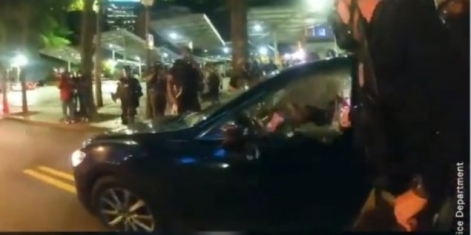 (VIDEO) NOVI SNIMAK BRUTALNOSTI ŠOKIRAO AMERIKU! Policajci na silu izvukli par MLADIH AFROAMERIKANACA iz auta, pa ih KRVNIČKI PRETUKLI!