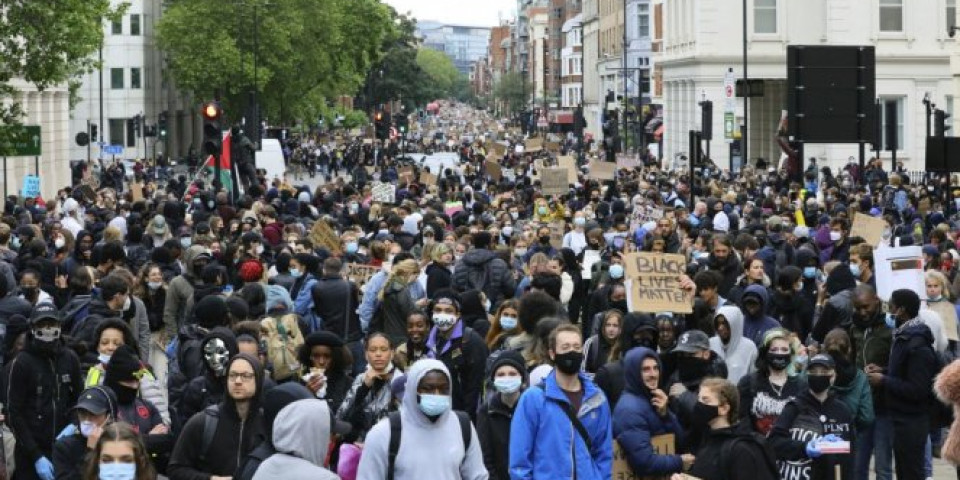 I U LONDONU PROTESTI PROTIV POLICIJSKE BRUTALNOSTI! U povorci uglavnom studenti!