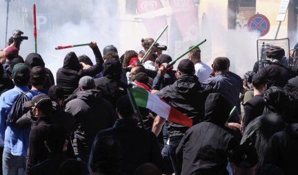 URBANA GERILA PROTIV POLICIJE! Više od 300 mladih napalo snage reda u Milanu! /VIDEO/