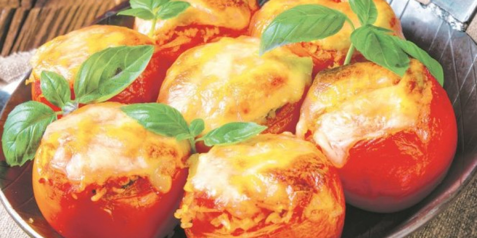 DOMAĆE JELO KOJE MORATE DA PROBATE! Evo kako da napravite najukusniji punjeni paradajz!