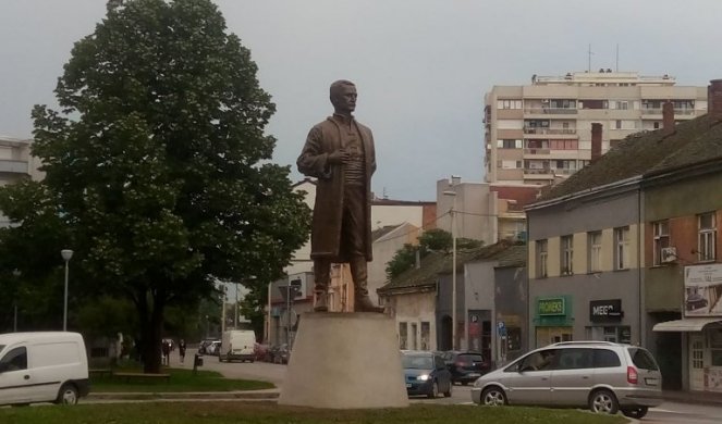 NA CVETNOM TRGU U ŠAPCU postavljen spomenik Jevremu Obrenoviću