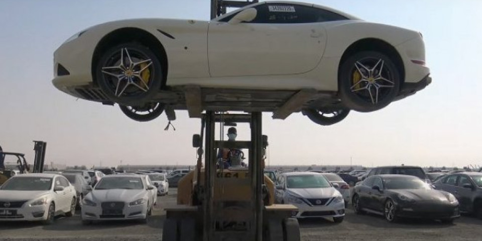 BRATE, TUGA! Evo kako izgleda auto-otpad u Dubaiju! (VIDEO)