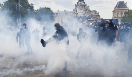 POLICIJA BACILA SUZAVAC NA DEMONSTRANTE! Haos u Parizu, HILJADE LJUDI NA ULICAMA! (FOTO)