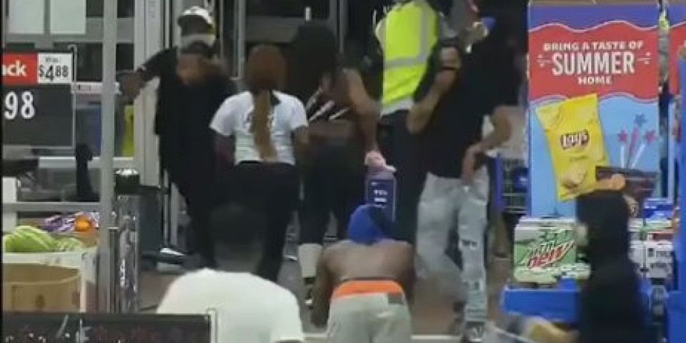 (VIDEO) ŠOK SNIMAK! "Demonstranti opustošili prodavnicu NA FLORIDI, NISU BIRALI ŠTA UZIMAJU!