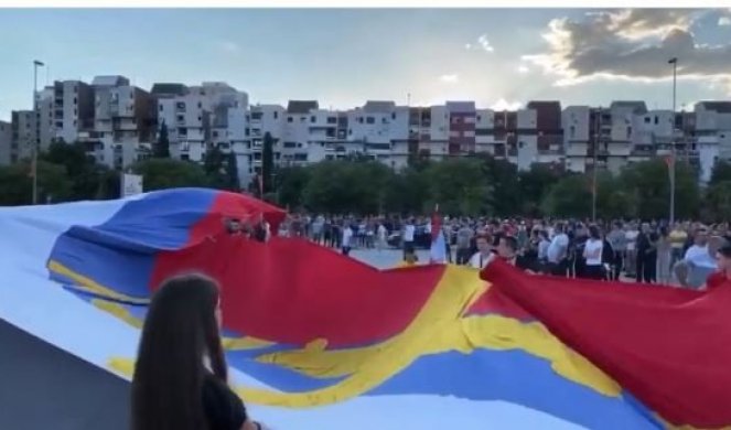 ZAVIJORILA SE TROBOJKA U PODGORICI! Razvijena zastava plemena Kuči od 70 metara ispred Sabornog hrama (VIDEO)